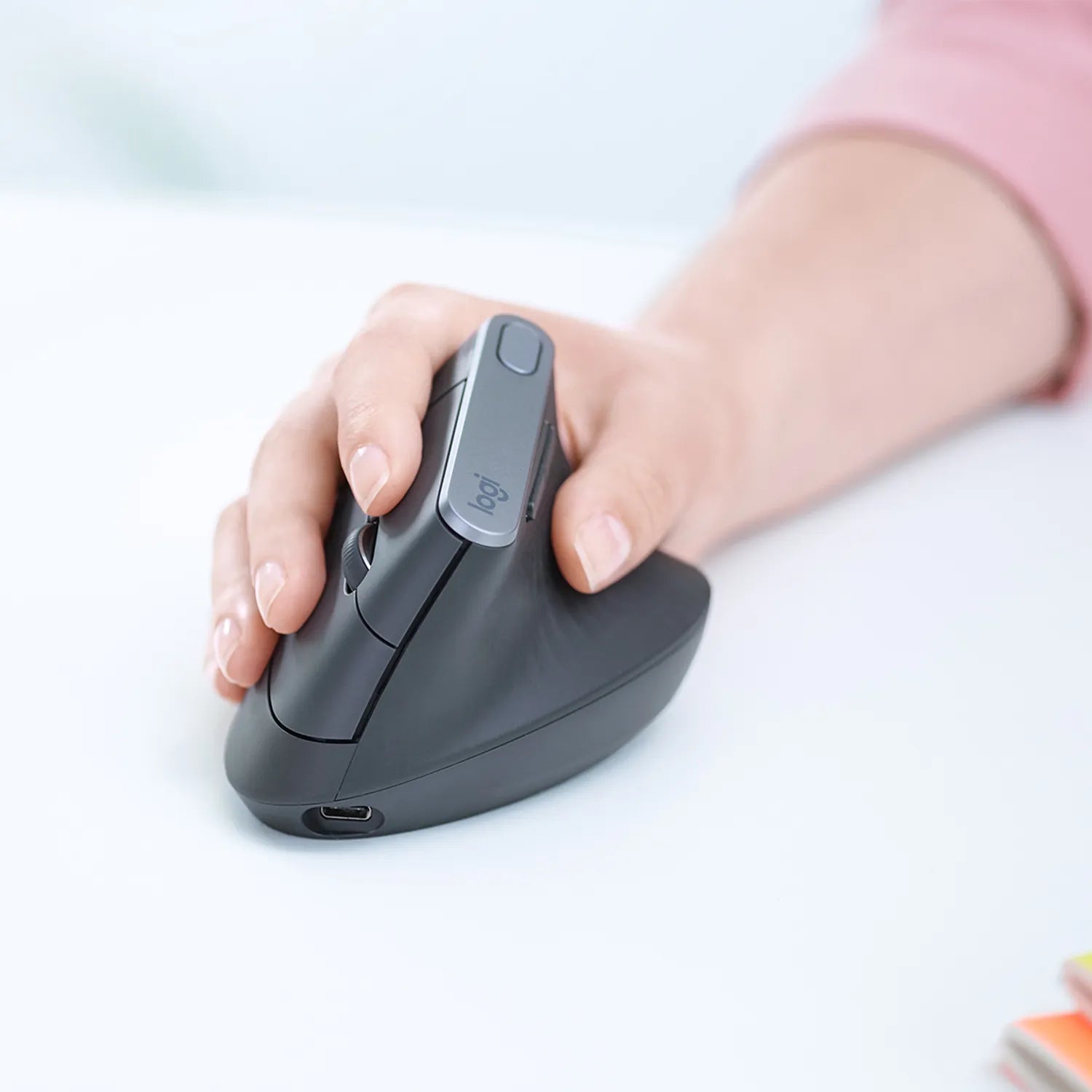Logitech MX Vertical Advanced Ergonomic mouse, Right-hand, Optical, RF Wireless + Bluetooth, 4000 DPI, Graphite